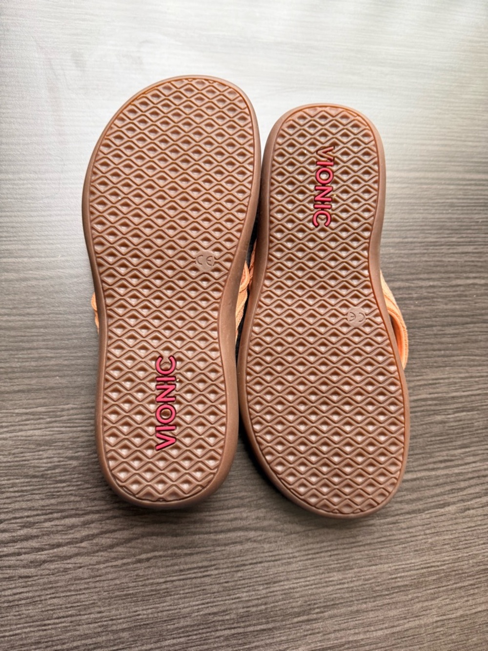 Vionic Women’s Tide Aloe flip flop in tan/neutral color, NWOT - Picture 3 of 4
